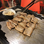 韓国食堂 サムギョプサル - 垂れてくる肉の脂のところて、キムチを軽く焼きます