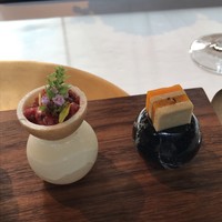 ブレストンコート ユカワタン - 左：桜肉のタルタル最中　右：バターナッツとフォアグラの冷製テリーヌ