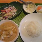 レモングラスハウス - マサマンカレー（ランチ：サラダ・お漬物・デザート・ドリンク付で780円！）