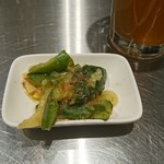 クラフトビアマーケット 神田店 - お通しのうめカツオキュウリ