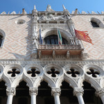 Caffe Saraceno - ヴェネツィア共和国の旗が海風にたなびくドゥカーレ