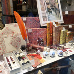 Caffe Saraceno - 路地で見つけた羽ペン