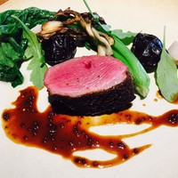 エ・オ ベルナール・ロワゾー・スィニャテュール - お肉♡
                はプルーンや青菜と。
                プルーン…合う！
