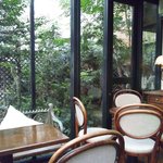 カフェ・ド・ラペ - イングリッシュガーデン風の庭を望む