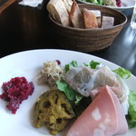 欧風小皿料理 沢村 - 自由の楽園新丸ビル７F！ランチのパンで、他では食べたことのない食感のパンがありました。