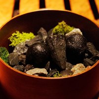 YAKINIKU 37west NY - 宝探し。石ころの間にコロッケが隠れてます。
