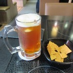 翰林茶館 - 
      先ず最初にお茶とおつまみがテーブルに運ばれて来ました。
      
      冷たいお茶なんですが泡だってビールみたいに見えますね。
      