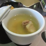 翰林茶館 - 先ずは添えられたスープをいただきました、スープはホルモンが入ったあっさりスープです。