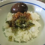翰林茶館 - 御飯には煮卵等がトッピングされて彩りをそえてます。
