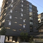 ややダイニング - 玄関の前の通りでお出迎え