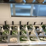 ややダイニング - サラダの具材が豊富です。葉っぱだけでもこんなに種類があります。