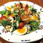 Lono酒場 - シュリンプとエッグの野菜いっぱいサラダ