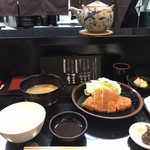 とんかつ山本 - ろーすかつ定食(1,900円)全景