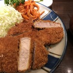 とん久 - 手前がロースに、奥がヒレ