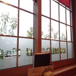 珈琲所コメダ珈琲店 - 店内から外を見る