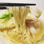 要の塩 - 《地鶏とふぐ》の塩そば ¥1,500
      
      麺リフトアップ