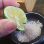 Kimmedai Semmon Izakaya Taishabu Zombun - 塩にすだちを絞る