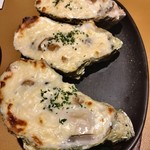 Vino - 殻がきのクリームチーズ焼き(3コ)¥1500
      ちと臭い