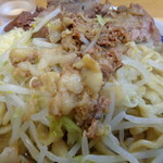 ラーメン二郎 - 野菜に隠れていたあぶら