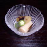 来ル里 - 先付け（焼きねぎとおくらの和え物）