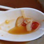 熊源食堂 - スライスにんにくと刻み生姜と赤唐辛子