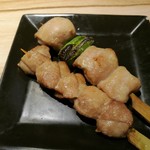 Yakitori Dining FUKUDA - 奥は大ぶりでふっくら肉厚な鶏もも、手前は引き締まった身の弾力とコクのある味わいが魅力のソリレス、各RM6.00