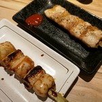 Yakitori Dining FUKUDA - 奥はこんがりジューシーな豚バラRM7.00、手前は柔らかい鶏ももと白葱にタレが合うねぎまRM6.00