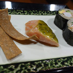 そば くら富 - 前菜5種盛り（蕎麦チップス・サーモンの低温コンフィ・車海老の蕎麦寿司）
