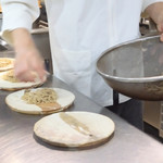 そば くら富 - 粗挽き細切り蕎麦（日和田在来種）を盛り付け