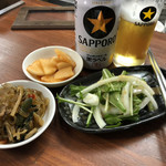 耽羅 - ビールとサラダ・カクテキ・チャプチェ