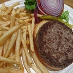 Potrero Grill - (2018年10月　訪問)ハンバーガー、価格失念。シンプルな仕様。パティは少々パサつきがあるものの、ビーフの変な臭みは一切無しで食べやすい。ただ塩気がかなり強め。