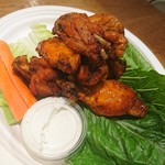 Potrero Grill - (2018年10月　訪問)チキンウィング、価格失念。ピリ辛のチキンウィングが8本程。野菜は大雑把にトッピング(笑)因みに人参スティックはスカスカでした＾＾；