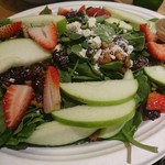 Potrero Grill - (2018年10月　訪問)ほうれん草とフルーツ、フェタチーズのサラダ、価格失念。このサラダもボリュームありあり！！ほうれん草はもちろんのこと、青りんごや苺、レーズンもタップリで食べ応え満点。