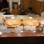 Rieju - テーブルには3種類のピザが並んでいます