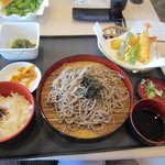 阿蘇リゾート グランヴィリオホテルゴルフ場 - 注文したざる蕎麦定食は１０００円です。