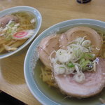 らーめん大金 - 手前が「チャーシューメン」で、奥は「ラーメン」