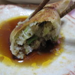 らーめん大金 - ザク切り野菜が詰まった餡は、ニンニクが効いて・・旨い