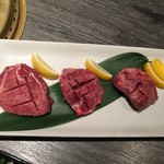 焼肉十八 - タンのマンゴカット