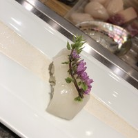 寿司割烹 小松 - イカに花紫蘇を添えて