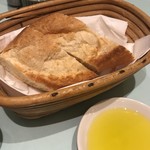 アン カフェ - おかわり自由のパン