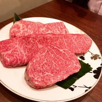加藤牛肉店 銀座 - 奥からサーロイン、イチボ、シャトーブリアン。