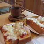 Cafe　野・菜・家 - ピザトースト\320ピザチリトースト\340