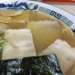 ぶんぶん亭 - ラーメン・しょうゆ、表面アップ