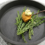 メヒカリのフリットに高麗人参のタルタルとニラの葉