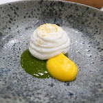 MAISON LAFITE - フロマージュブランのムースにヤリイカとキャビア、人参ソースとパセリ米酢ソース