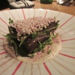 Longtail - メインはマッシュポテトにお米がトッピングされた大きな牛肉の煮込み。
            
            とても柔らかくて蕩ける様な牛肉の煮込みです。