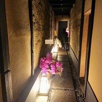 富小路 やま岸 - 素敵なアプローチ、三周年をお祝いする花