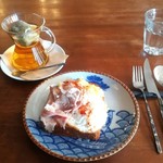 ブリコラージュ ブレッド アンド カンパニー ダイニング・カフェ - パンドミトーストとアリスの卵のモーニングセット1000円。税込み　20181109　加賀棒茶で。この日は紅茶がなかった日で、特別に加賀棒茶が選べました。(^ー^)　モリモリのマッシュポテトにトロリ卵♡