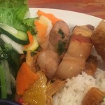 タン・カフェ - 揚春巻・揚豚もも肉五香粉風・鶏肉レモングラス炒め・小松菜炒め