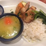 タン・カフェ - ライスのお代わりをすると、おかずも追加されました